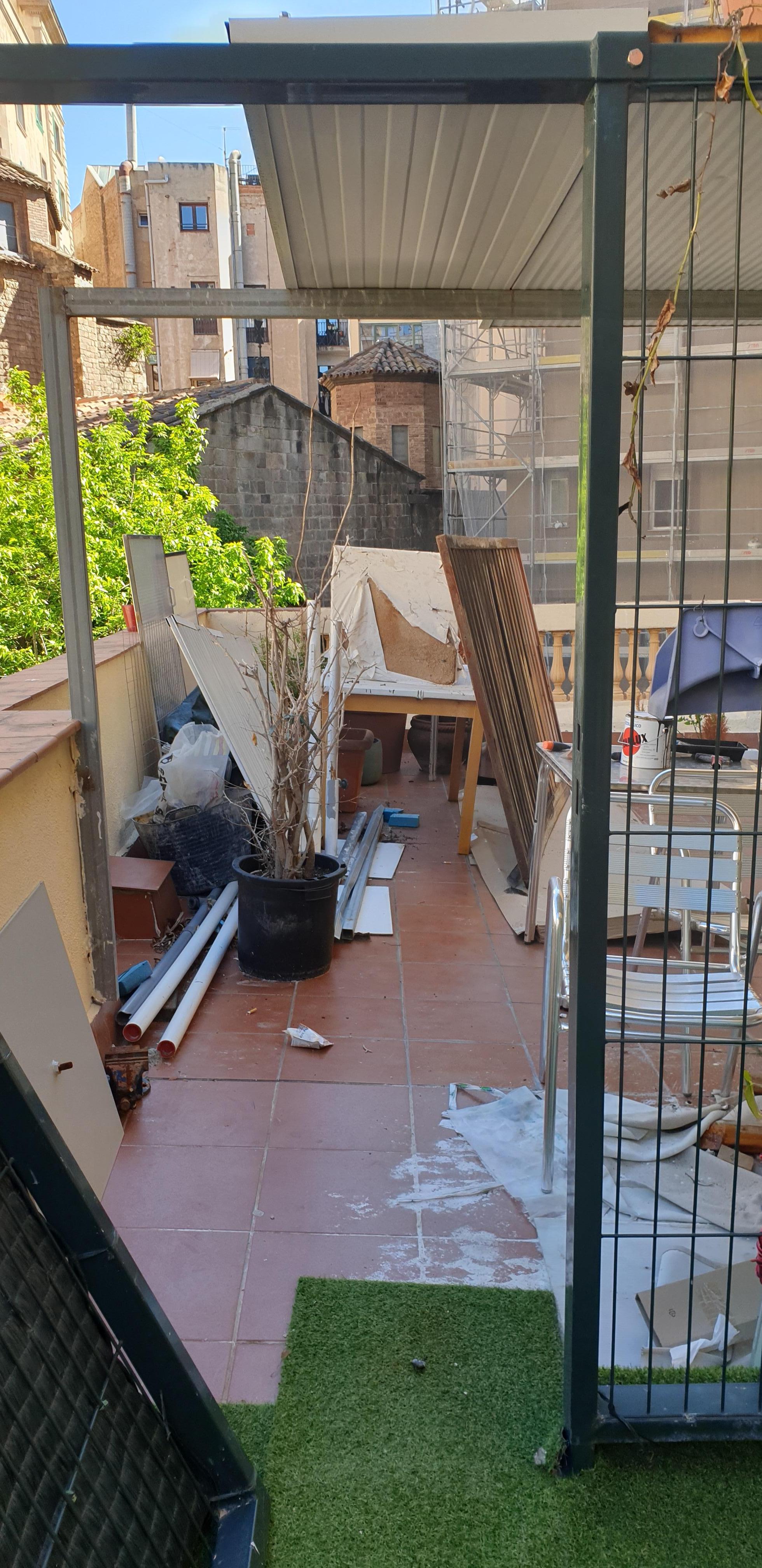 Terrasse på høyre side -anleggsområde som kunne vært bedre avskjermet.