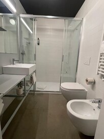 Geräumiges Bad mit Duschgel/Shampoo, Fön und Seife