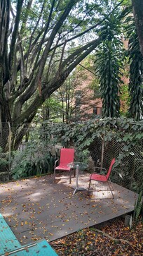 Para pasar un rato de relax, debajo de los árboles.