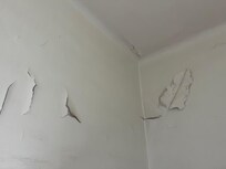 Humedad en el baño de la mejor habitación