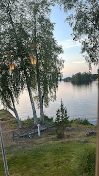 Hotelli sijaitsee aivan järven rannassa, joten ravintolasta on upeat maisememat!