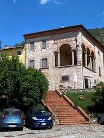 Driveway to hotel