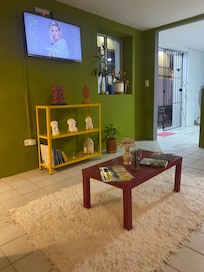 Sala de estar com música ambiente e muito agradável