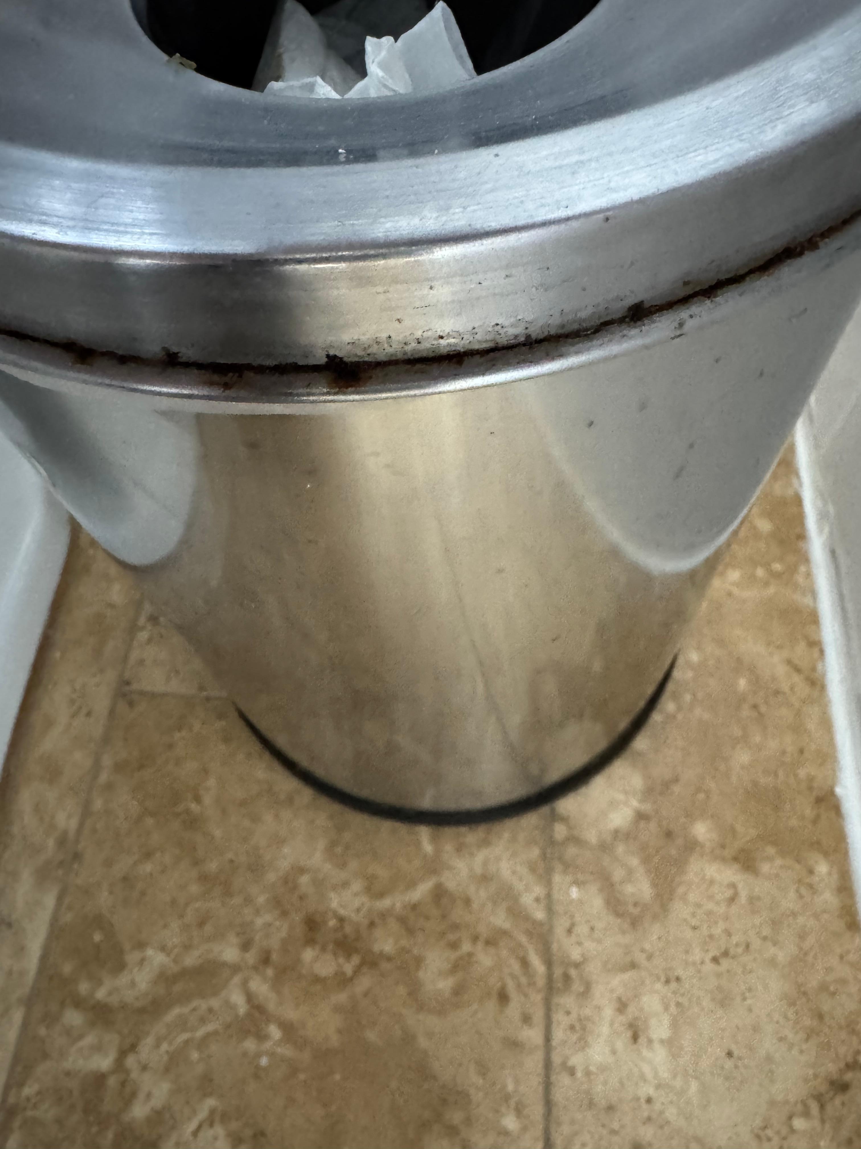 Cesto de basura sucio y en ardido, debajo de la cama encontramos basura y una tarjeta