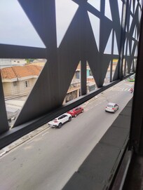 Tem barulhos da rua, mas não é a noite toda. Consegui dormir bem