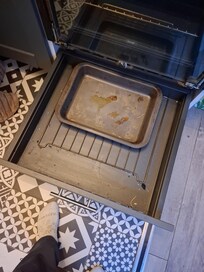 Porte du four cassée mais tellement sale de tt maniÚre!!!!