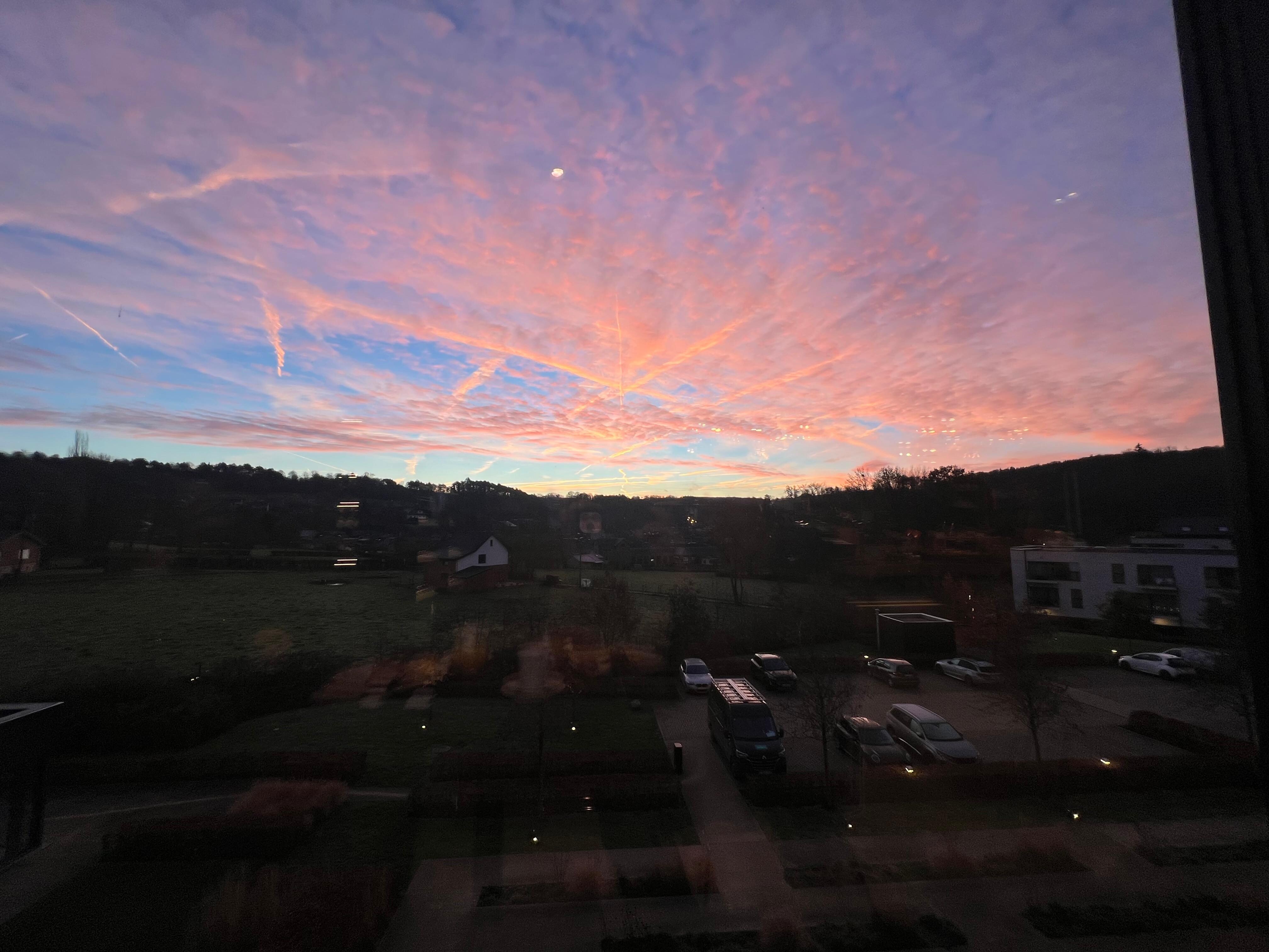 Solopgang set far restauranten
