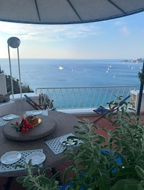 Alfresco dining looking over Ponza.