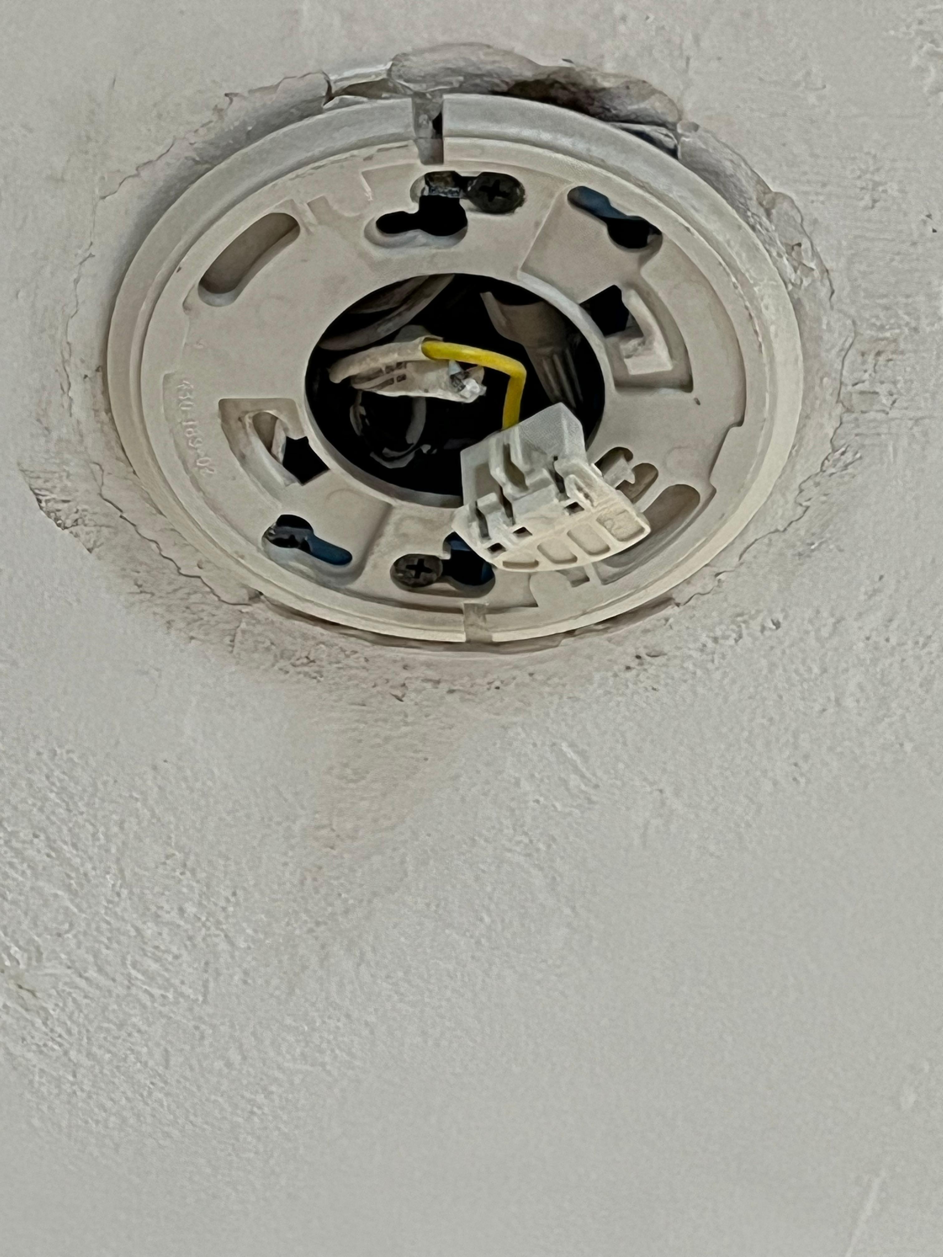 Safety issue - at least 2 missing smoke detectors 