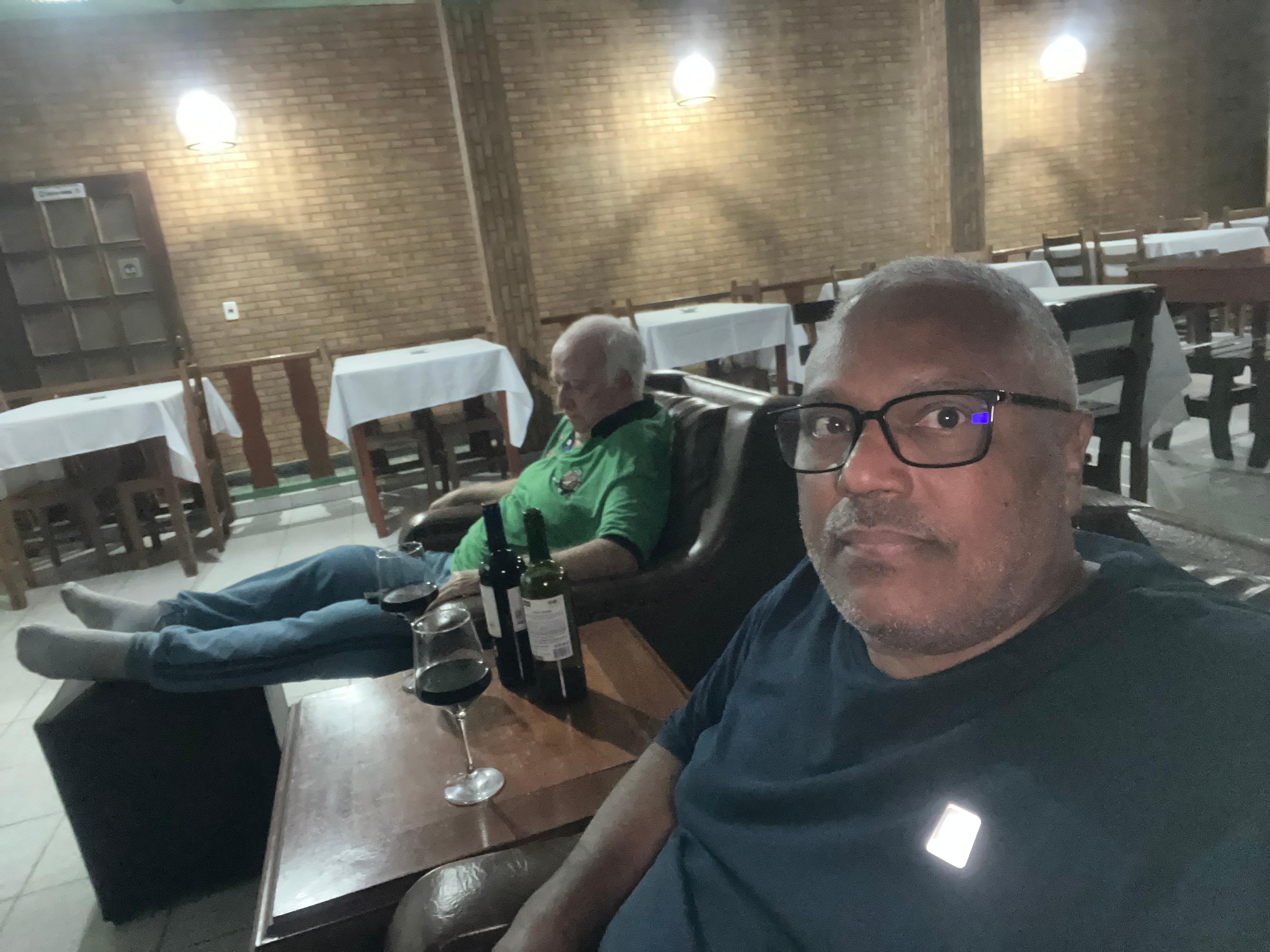 Eu e o Sr Geraldo, proprietário, proseando