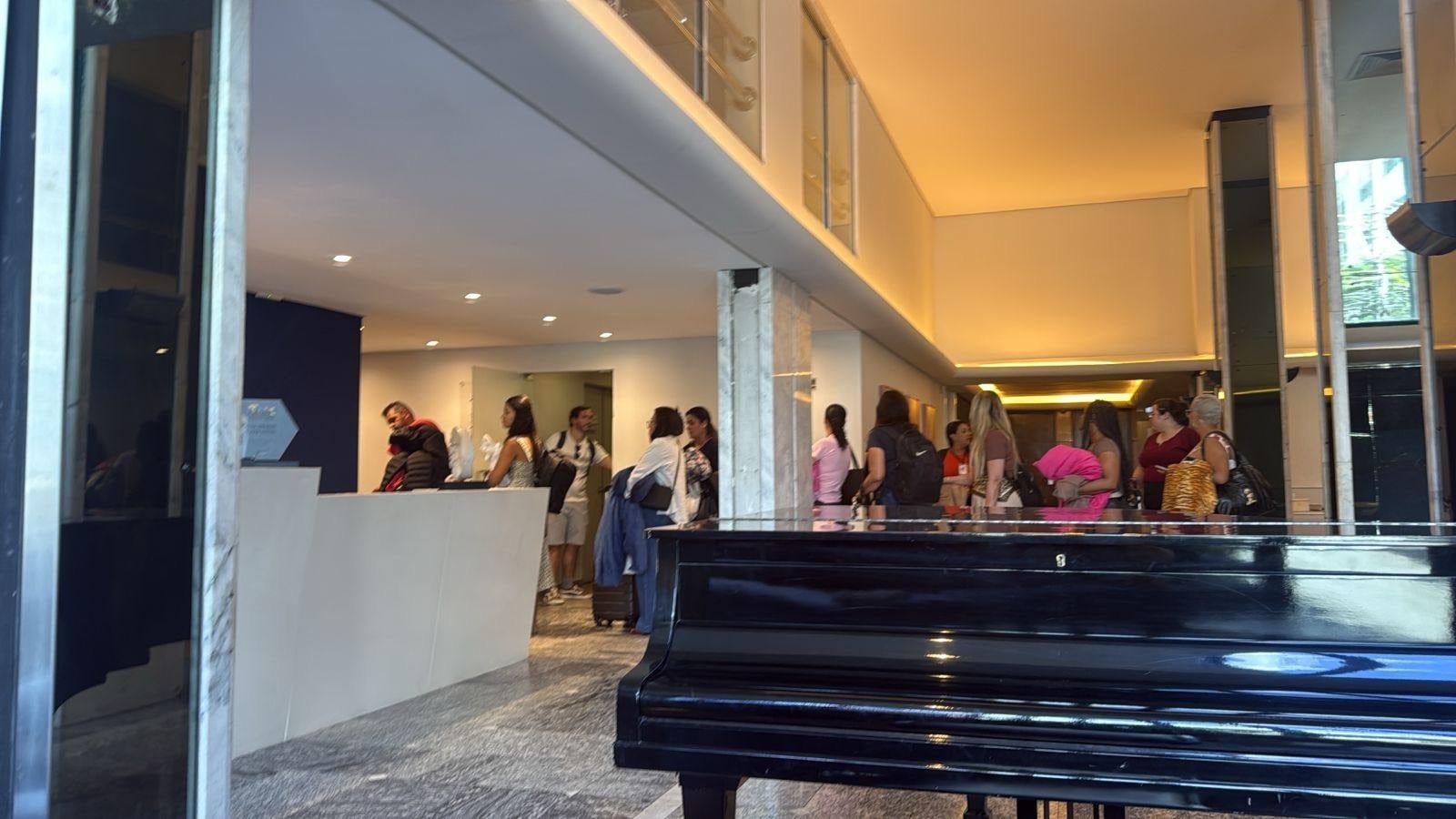 Fila no único elevador.