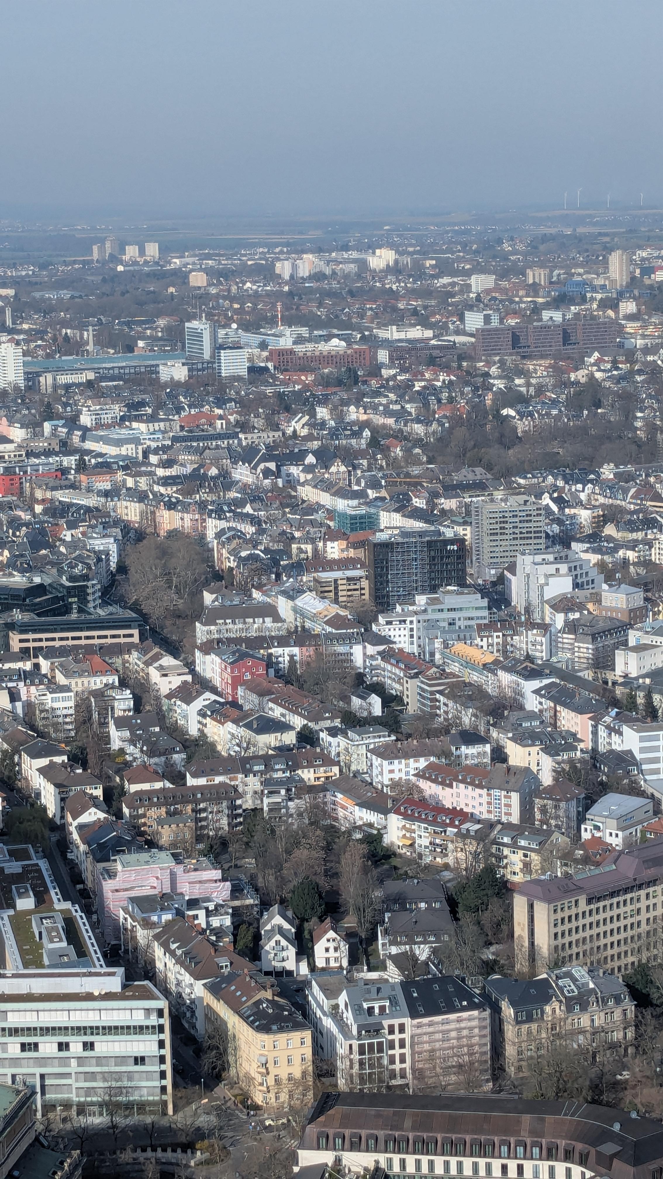 ユーロマークと一緒にマインタワーに上りました。トラムが便利です