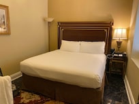 ベットだけが大きくて部屋は狭いしすぐ隣は廊下