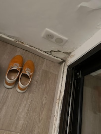 Schimmel Terrasseneingang, bei Reisebeginn, 05.09.25