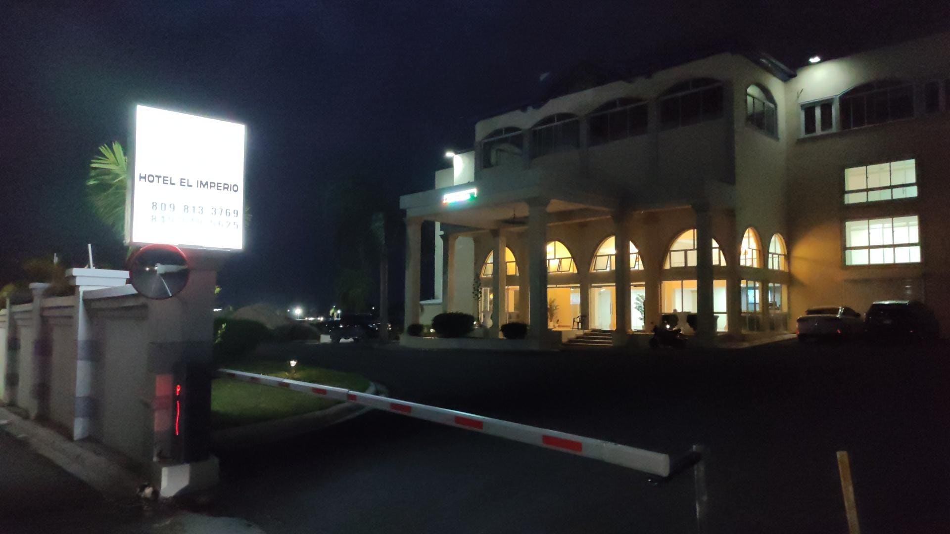 El hotel es bonito, lo unico que la zona es humilde, hay perros inofensivos por ejemplo