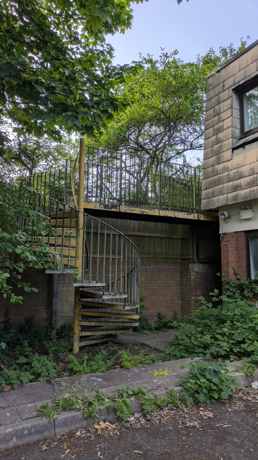 Spiral fire escape with non-maintained base