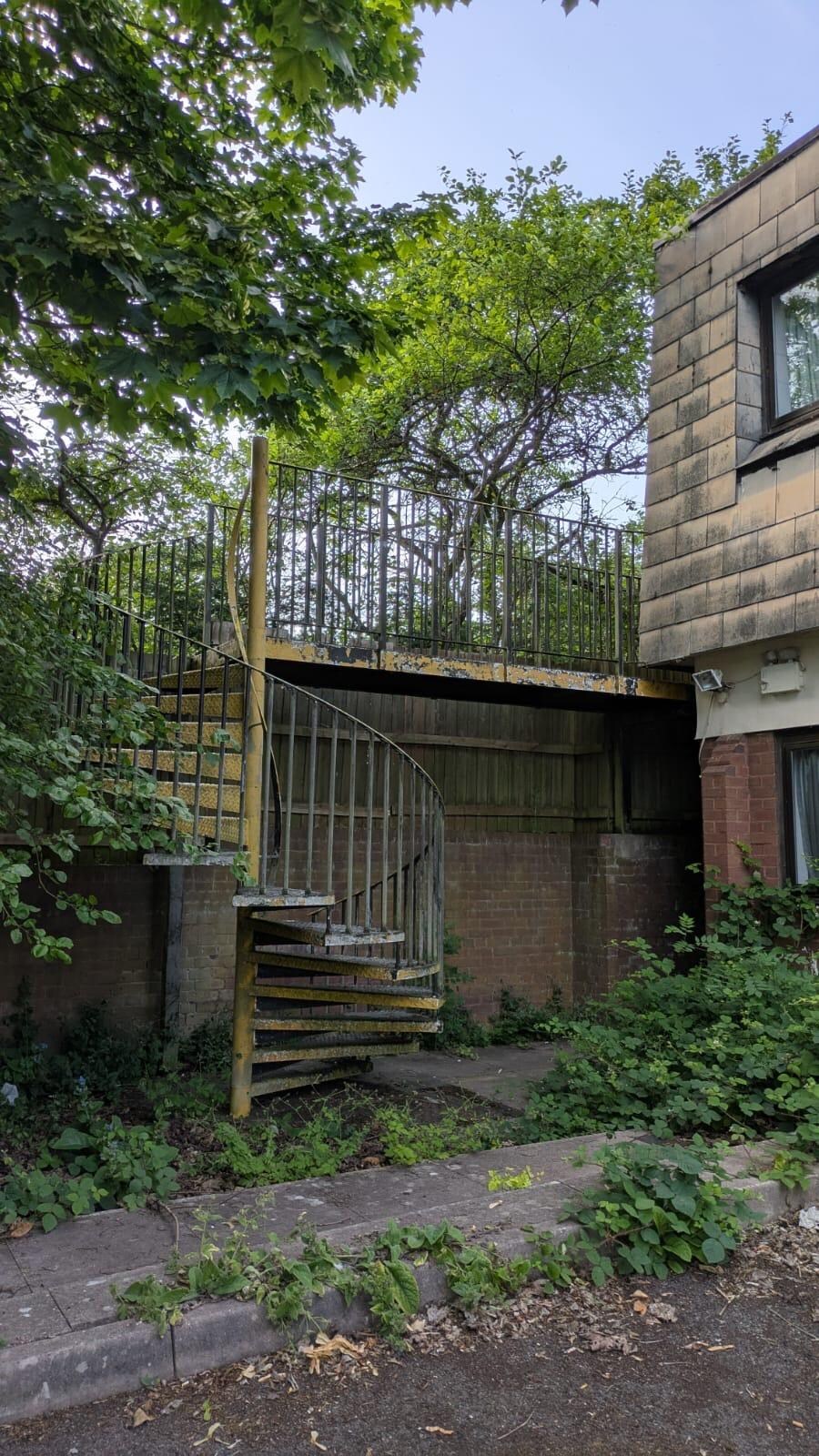 Spiral fire escape with non-maintained base