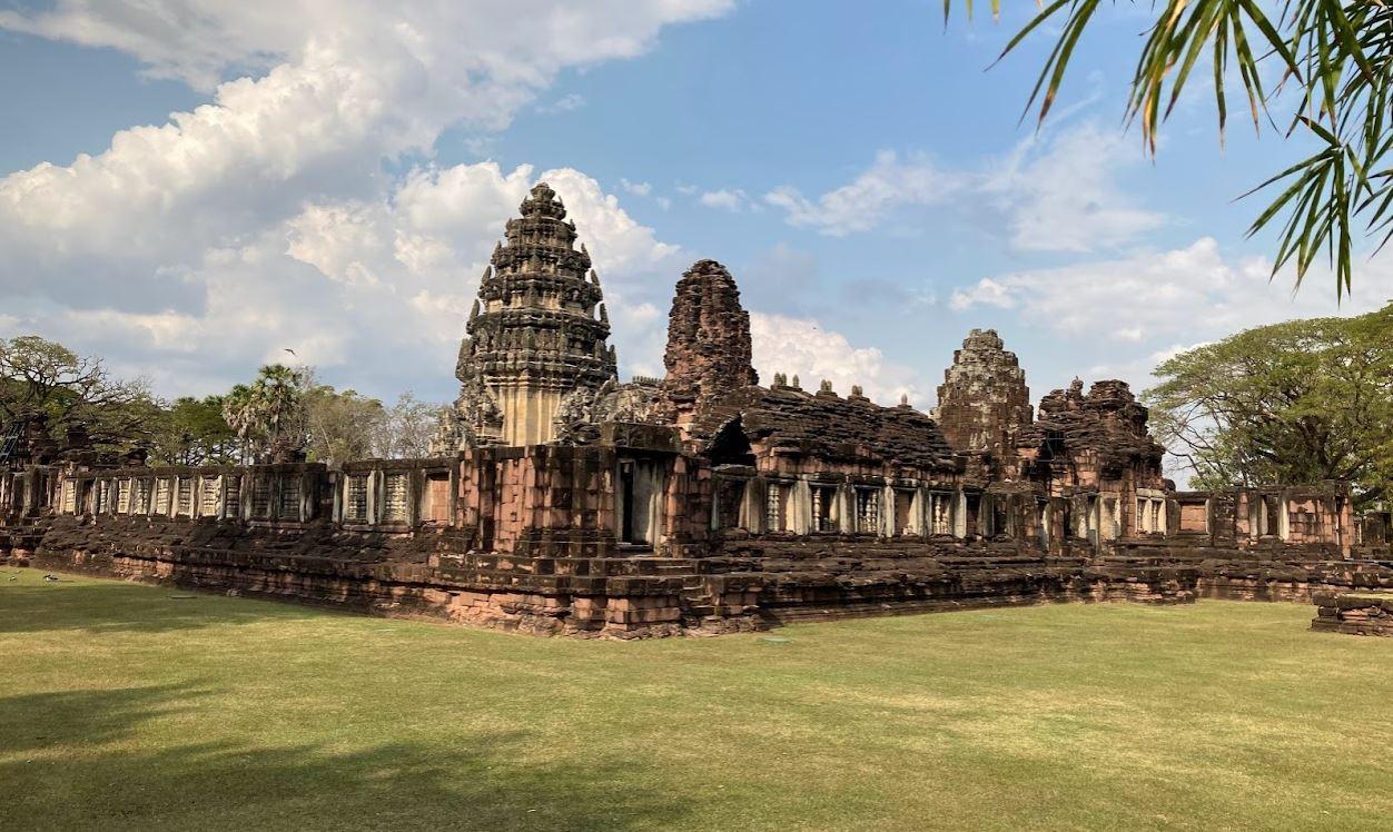 Phimai l'un des principaux temples khmers de l'ancienne Thaïlande, relié à Angkor par une ancienne autoroute khmère et orienté pour faire face à Angkor comme direction cardinale.