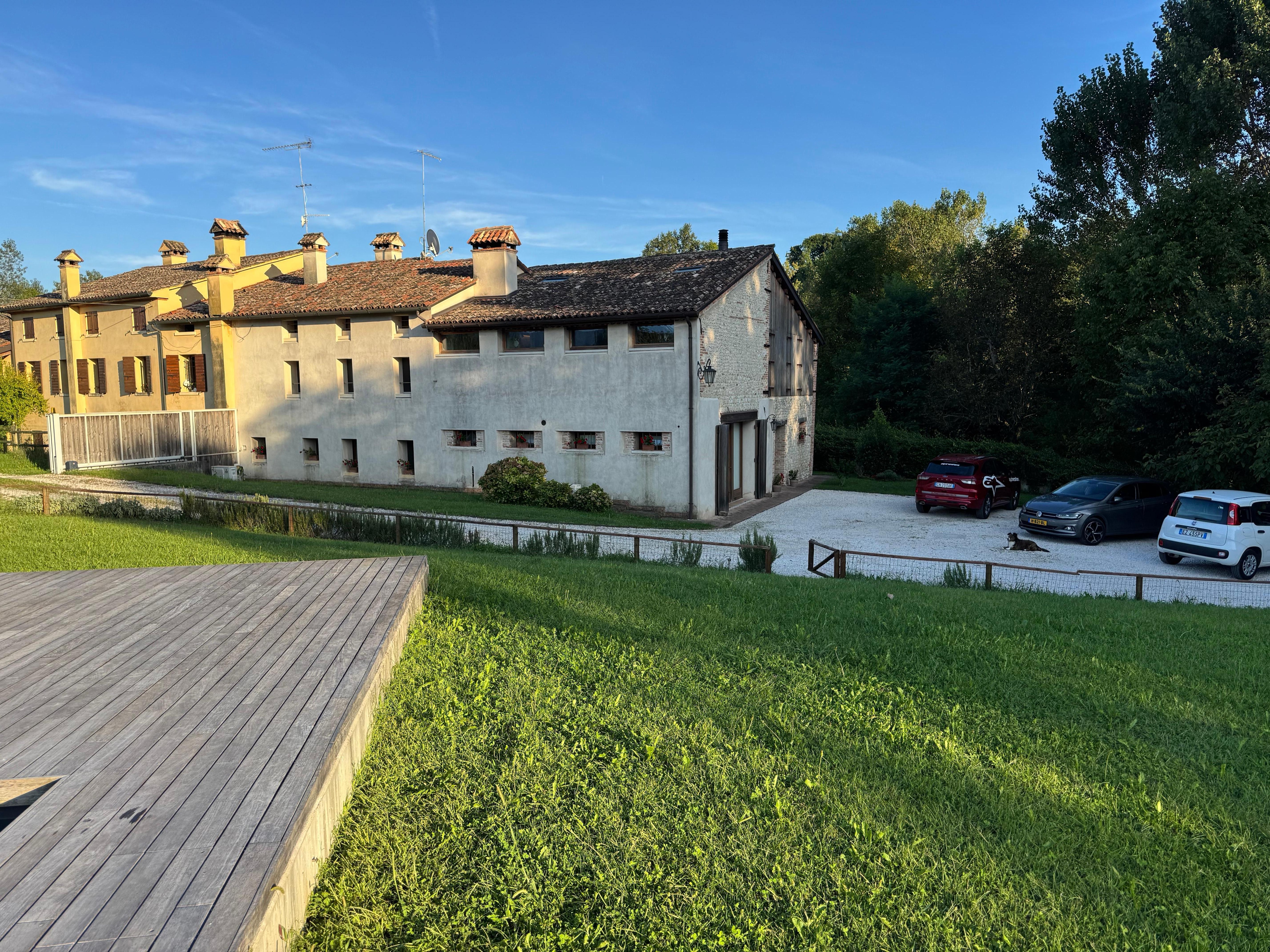 Uitzicht op de appartementen vanaf het zwembad.