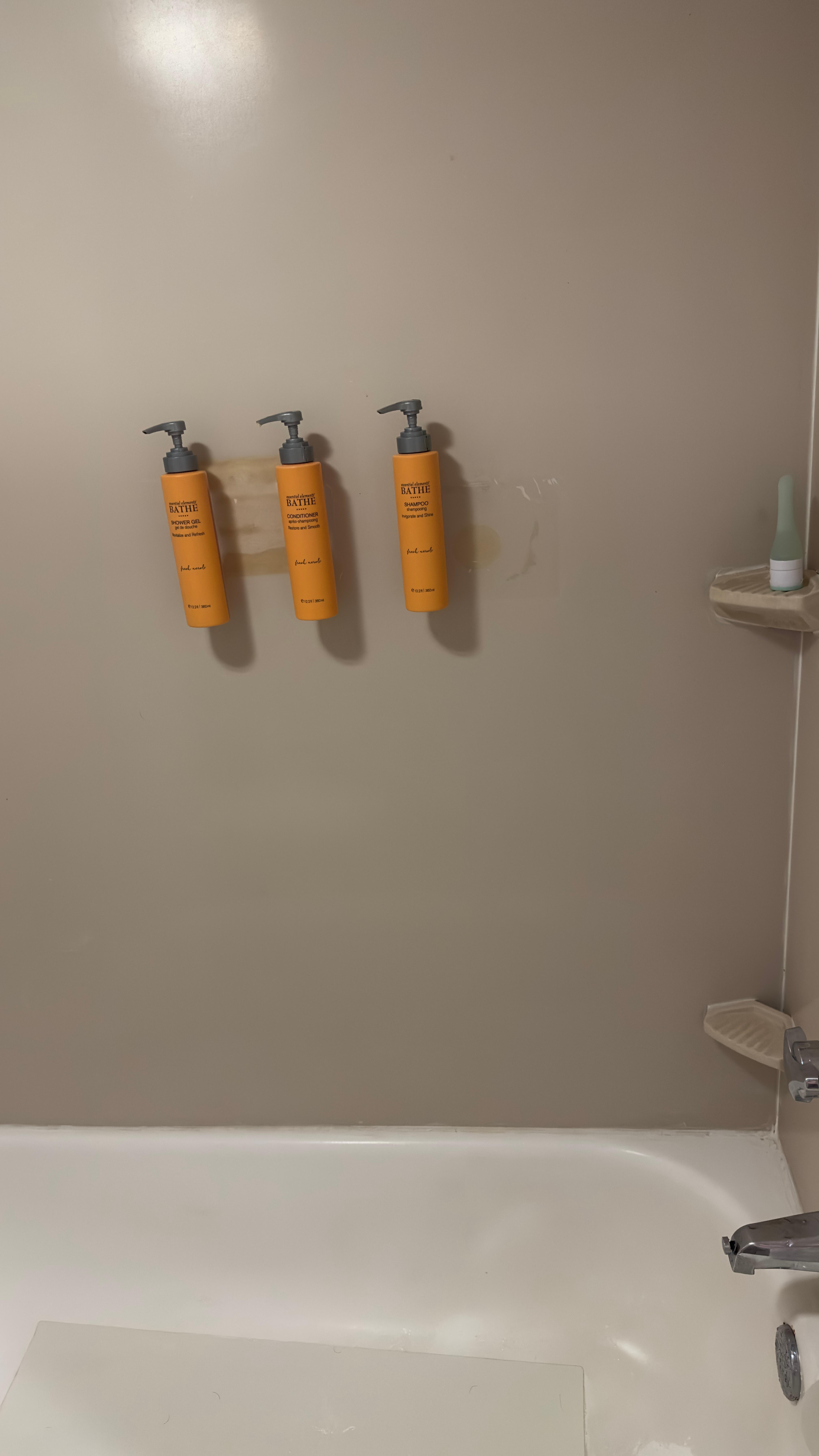 Old, unclean bathroom 