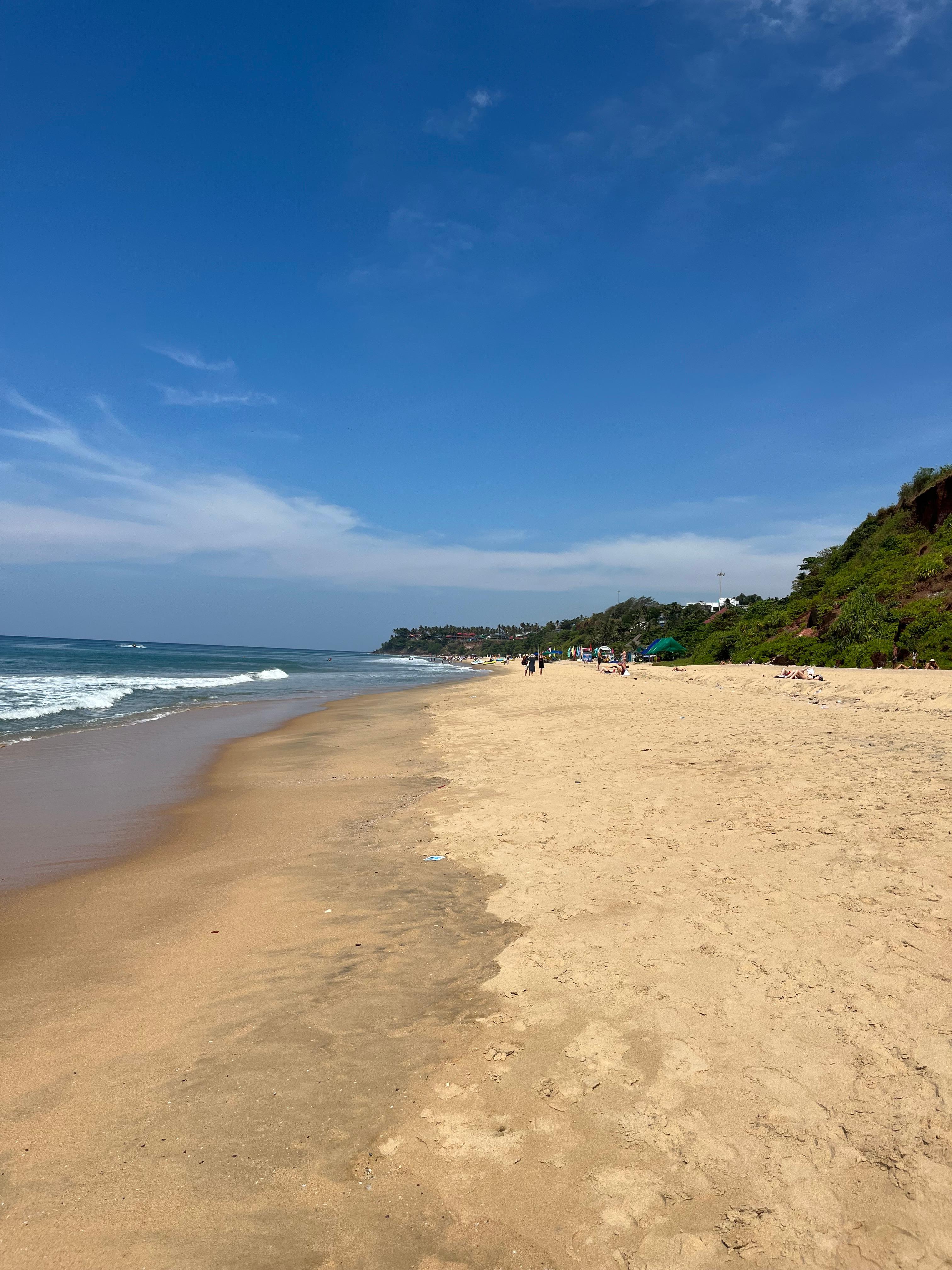 Stranden direkt nedanför hotellet 
15 minuters promenad på stranden till Varkala Cliff längst bort i bild