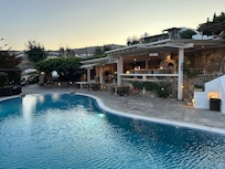 Abendstimmung am Pool mit Restaurant