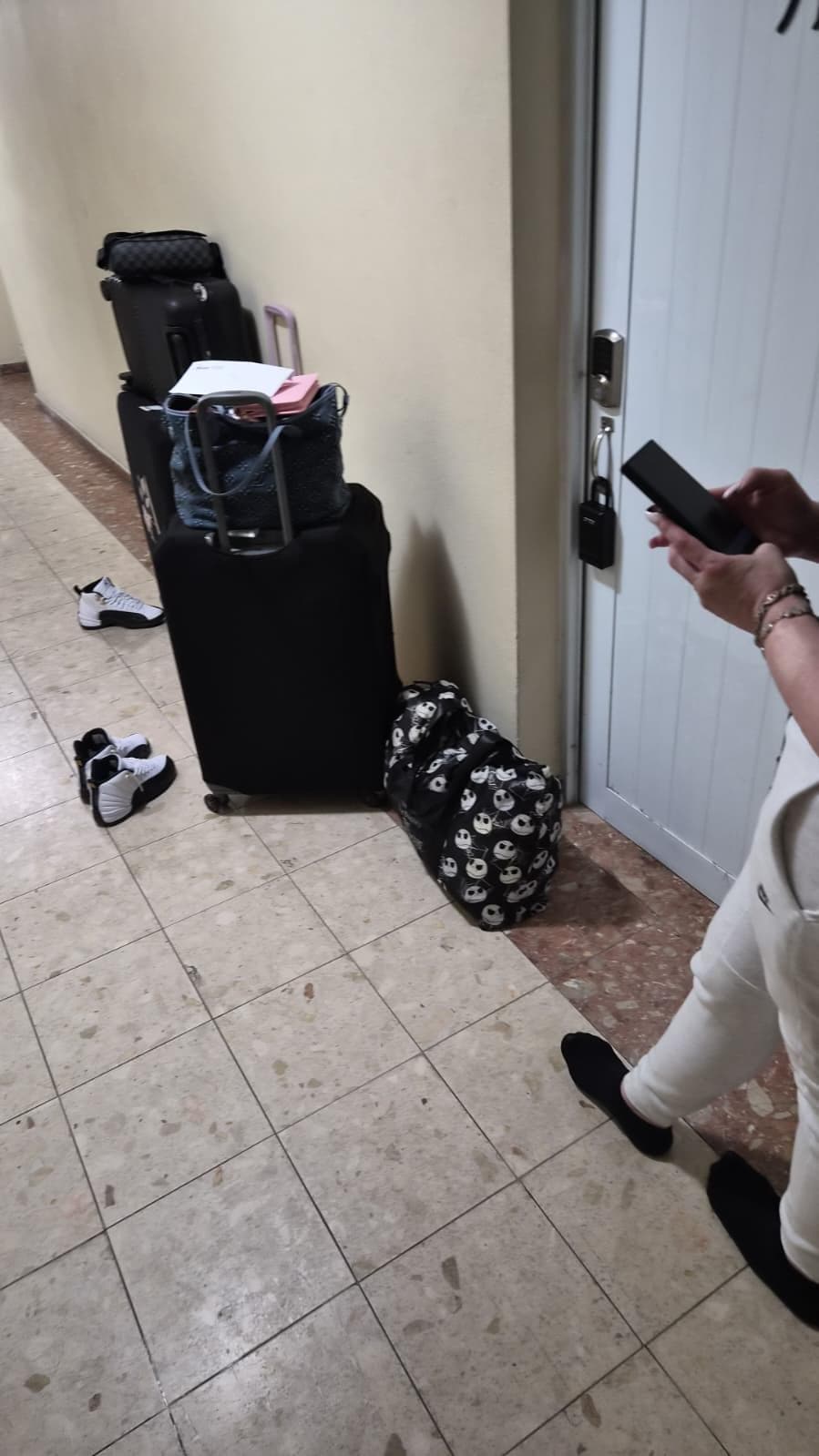 No code to access apartment host never answer me back horrible experience 