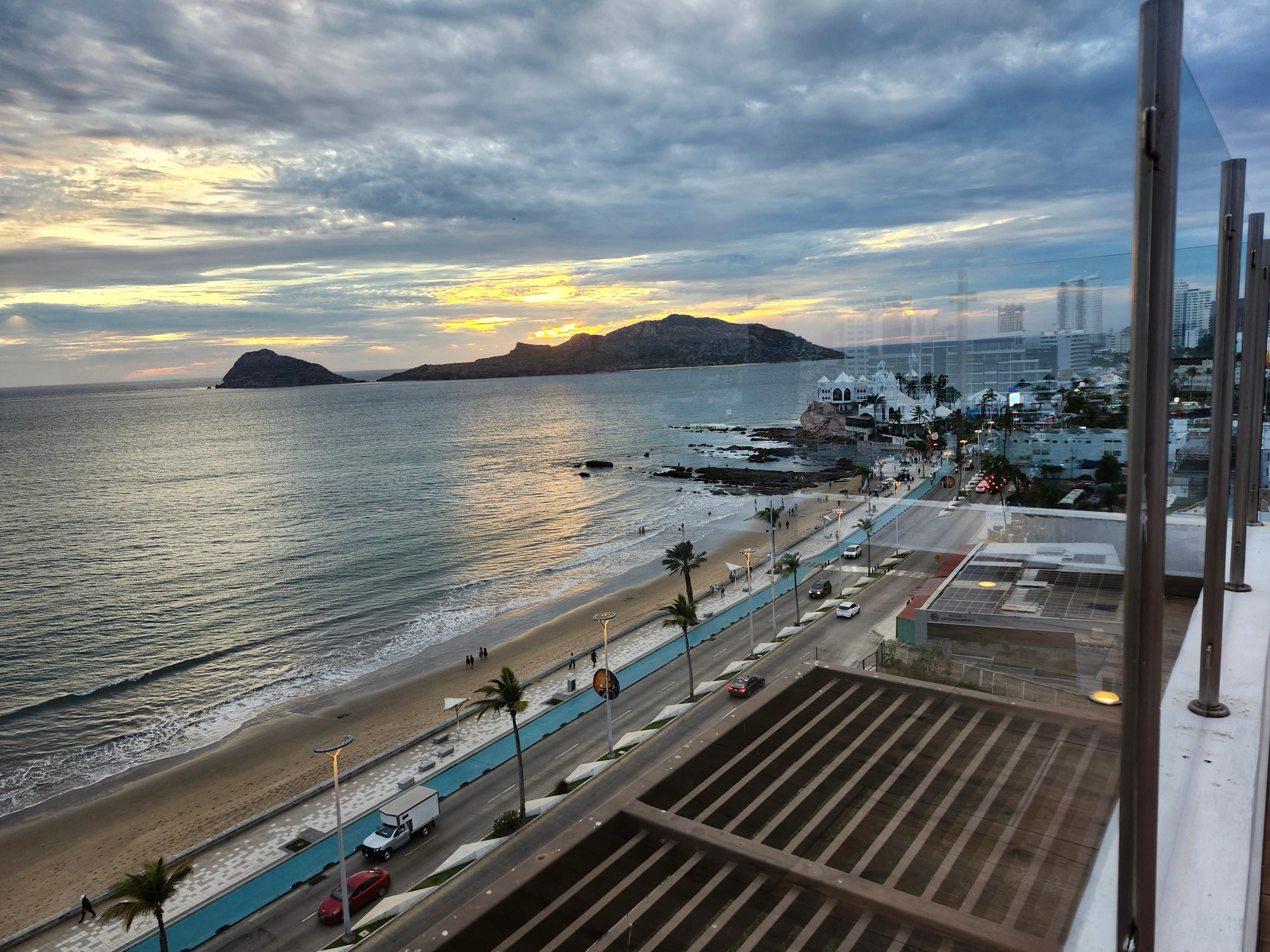 Ocean view from rooftop restaurant 