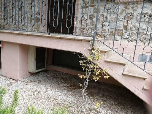 Unter der Treppe sieht man das Fenster meines Zimmers 201