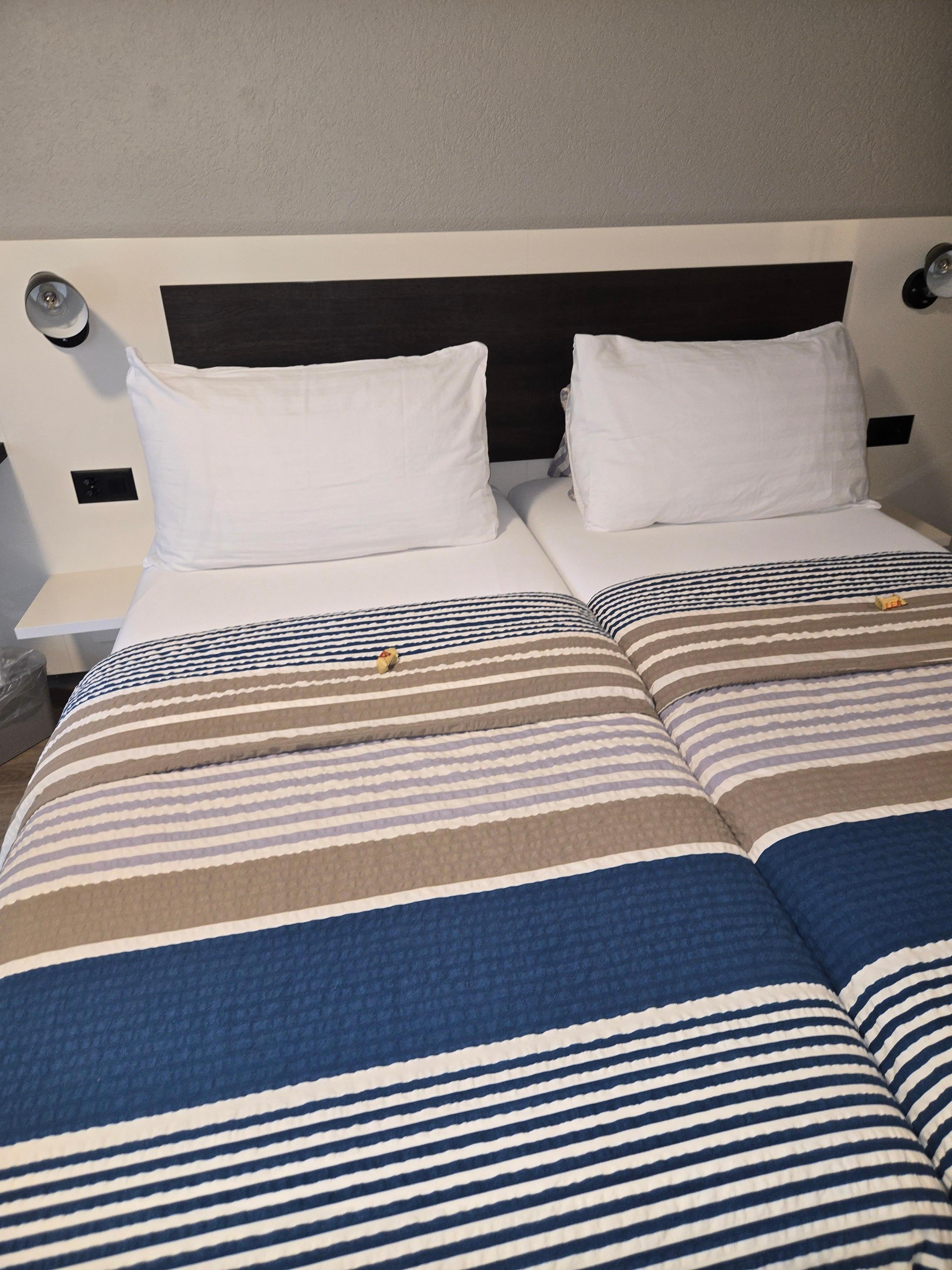 Chambre impeccable avec un petit chocolat toblerone offert ❤️