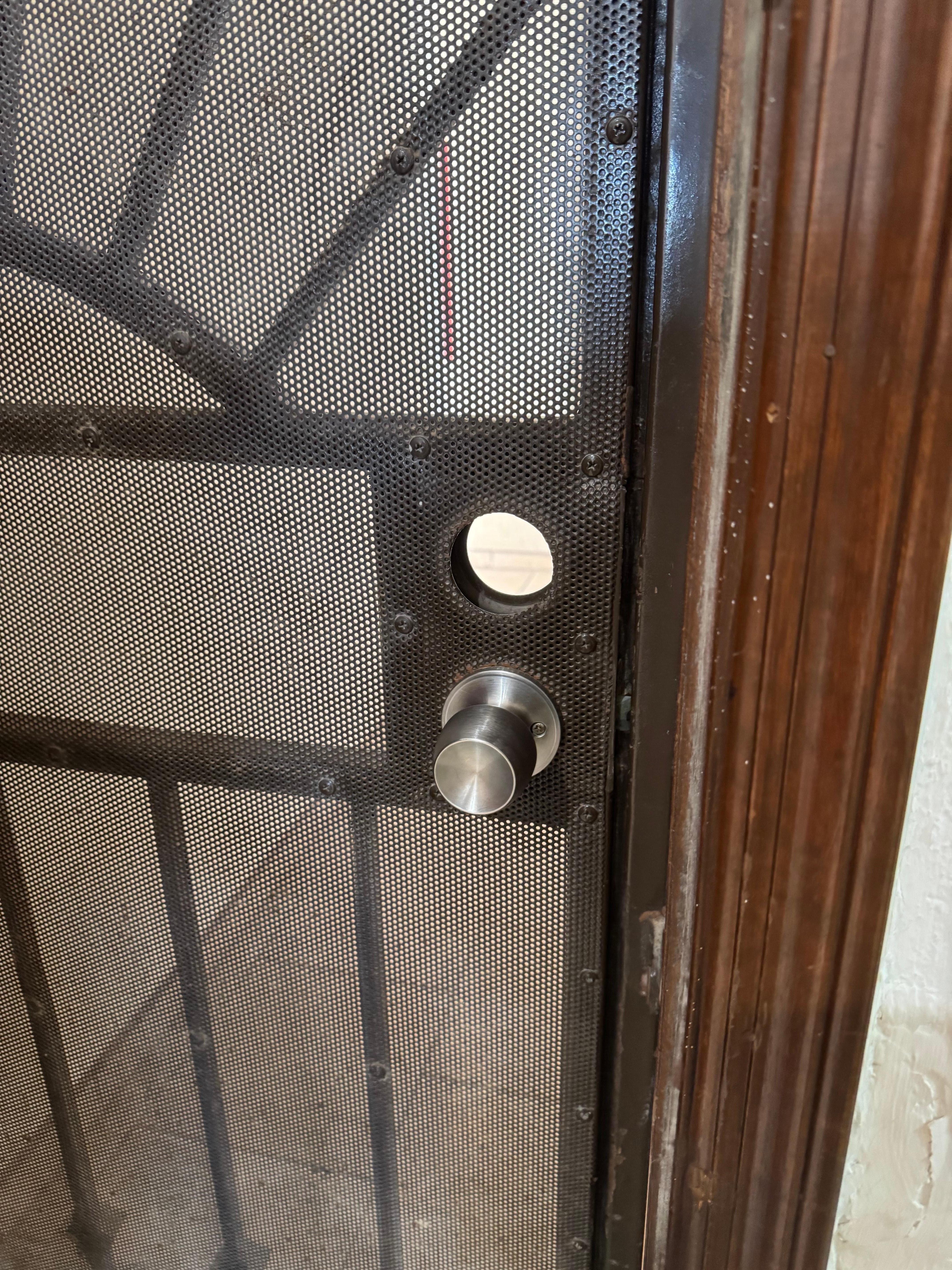 Ventilation not possible, screen door has no lock