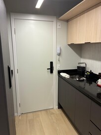 Apartamento novo , limpo e agradável. Faltou itens como vassoura para ajudar a manter o ambiente mais organizado.