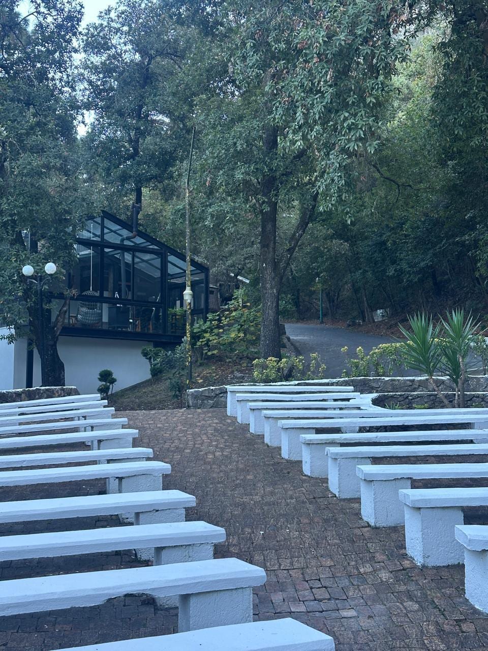 salones de eventos y una capilla al aire libre 