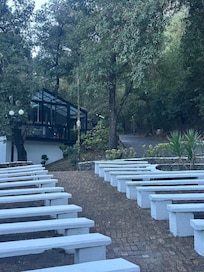 salones de eventos y una capilla al aire libre