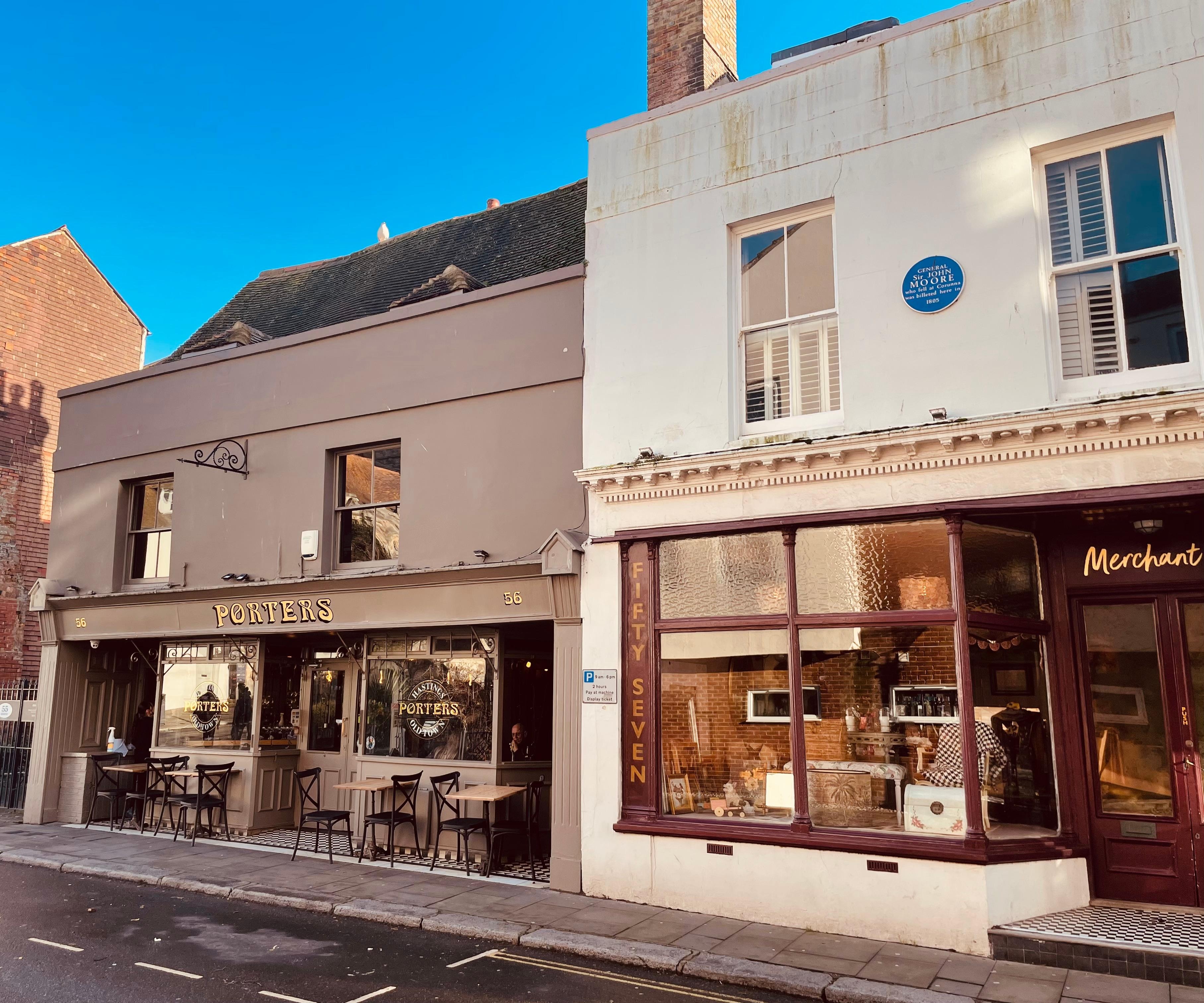 The exterior on the High Street. We cheked in @ Porters