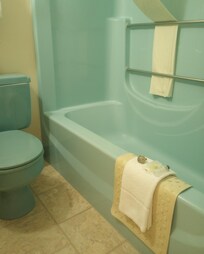 The teal bathtub has a 1960s vibe.
