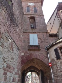 une porte entrée de saint jean pied de port.