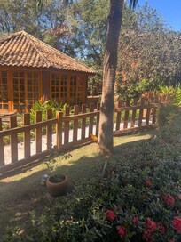 Área do jardim e fachada de um dos quartos (estilo chalé )