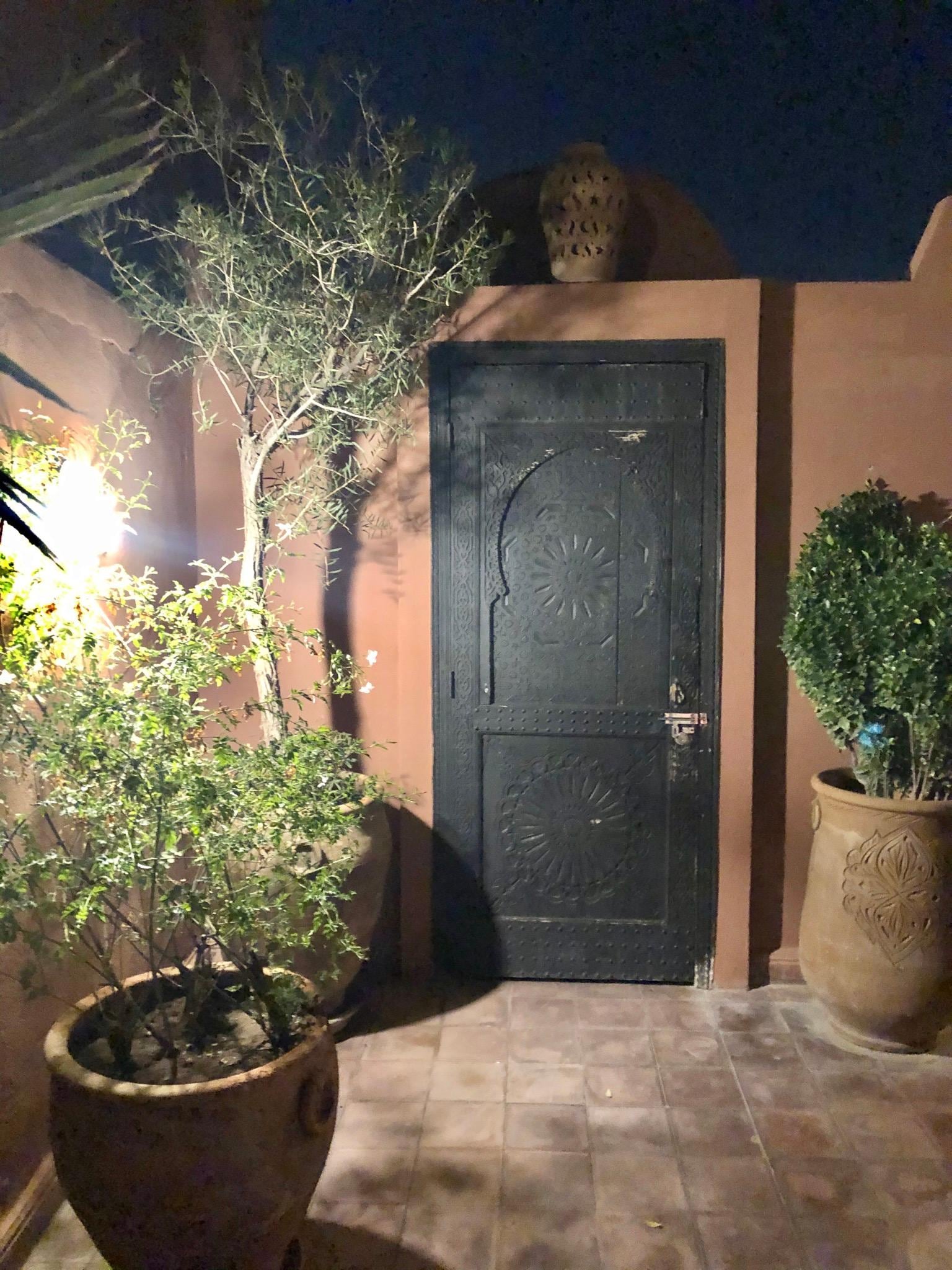 Entrée de la chambre, les portes sont fermées avec des cadenas, aucune securité, pas de coffre fort non plus dans la chambre qui été censé en avoir