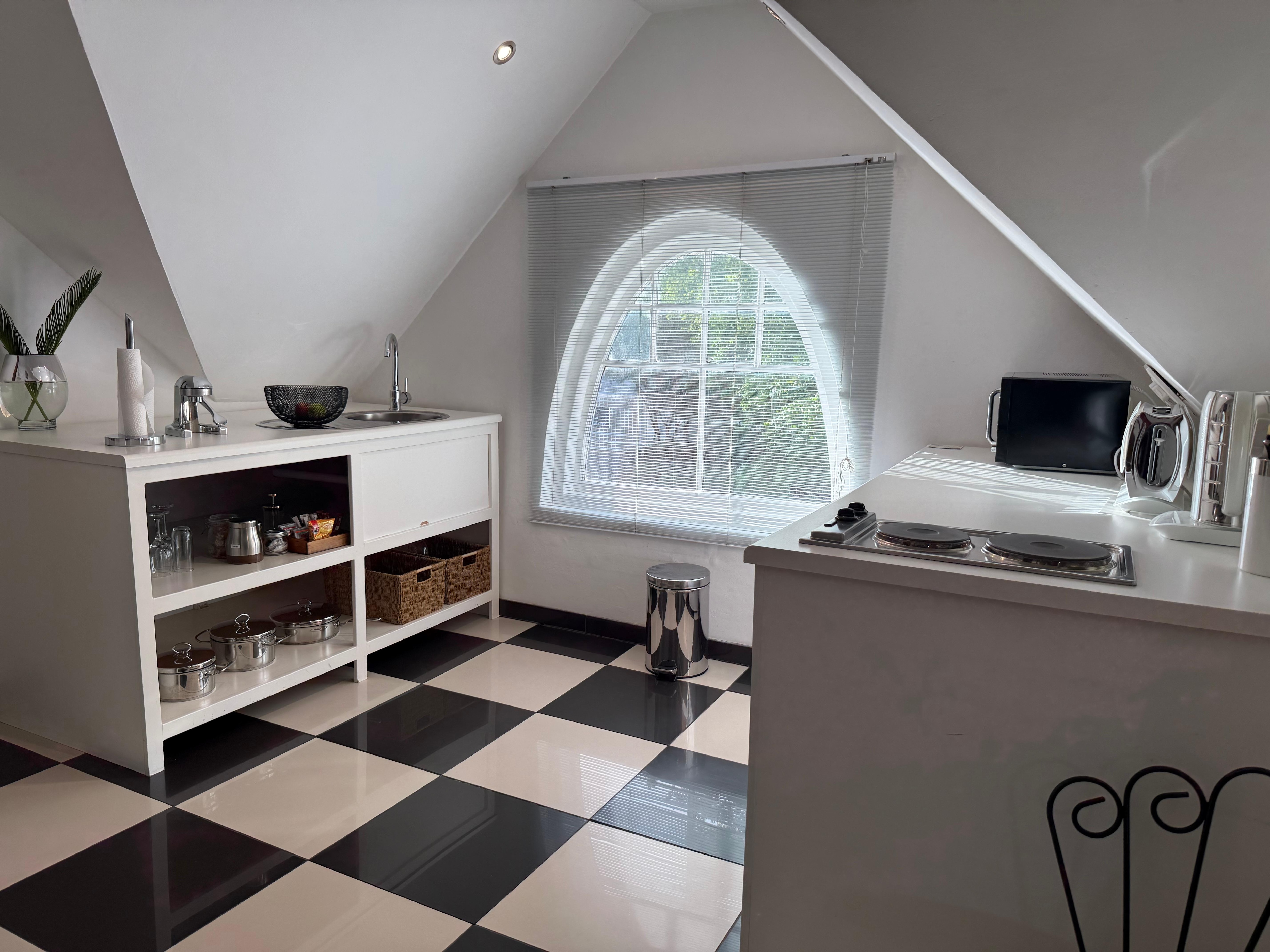 Kitchen area complete with complimentary homemade rusks made by Leah's granny!