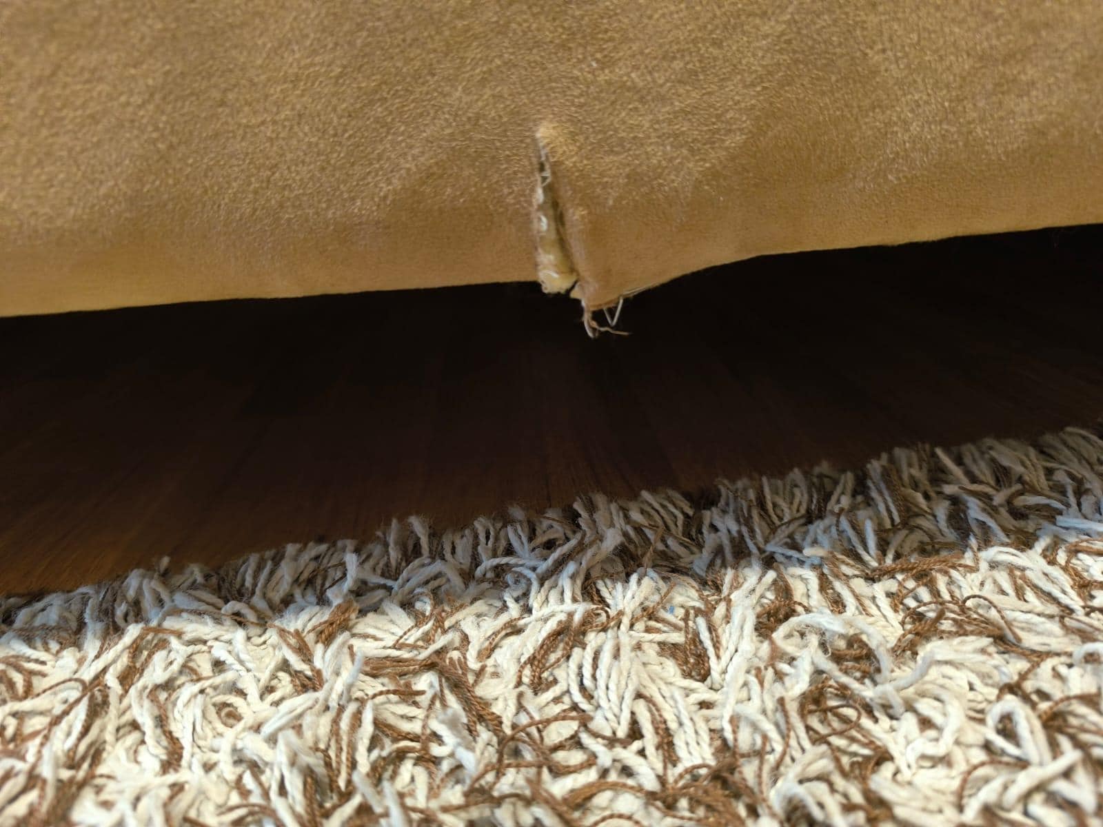 La madera de la base de cama rota, incluso el tapiz estaba roto.