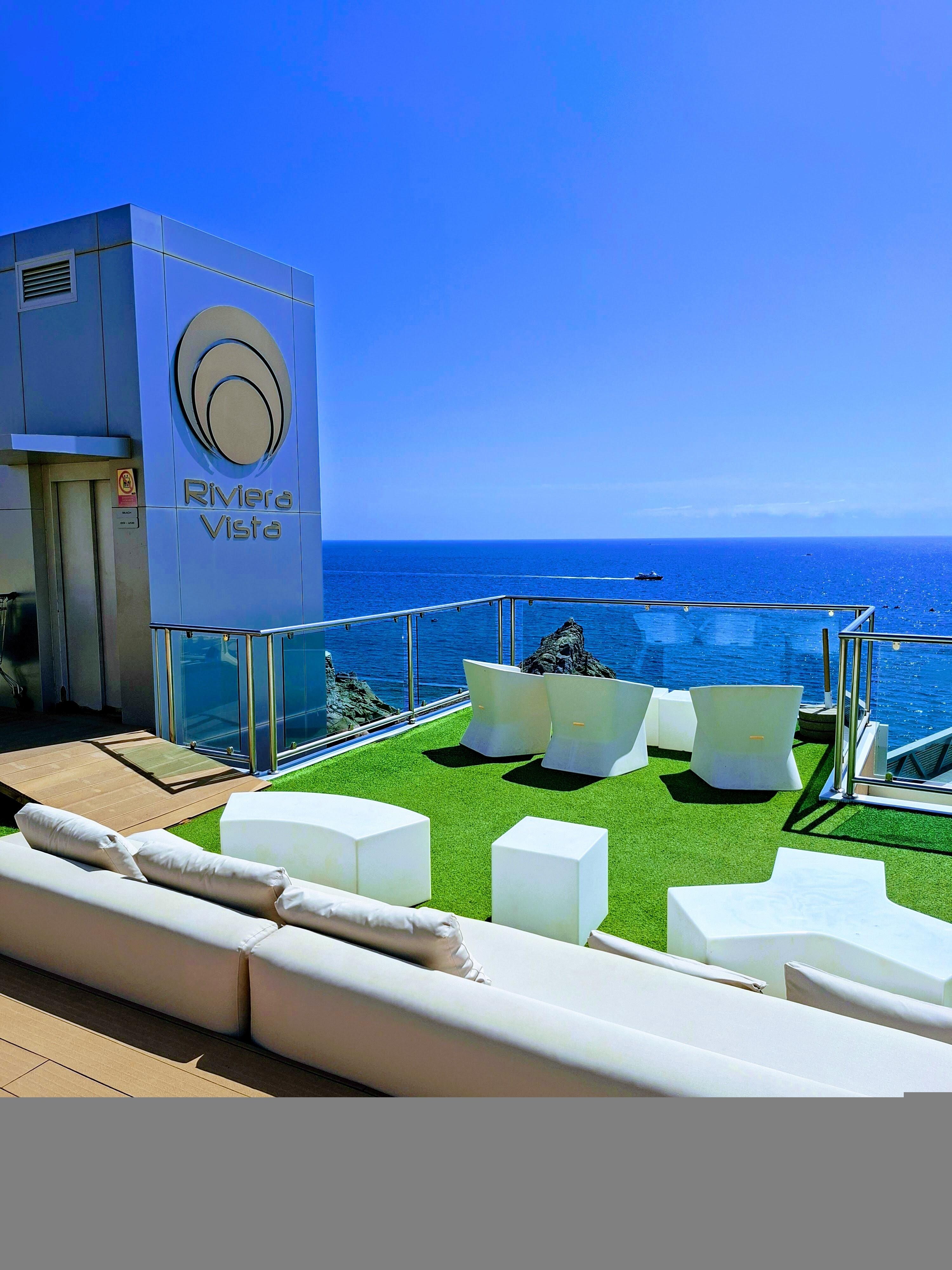 Detalj fra uteområdet med heis ned til Playa del Cura.