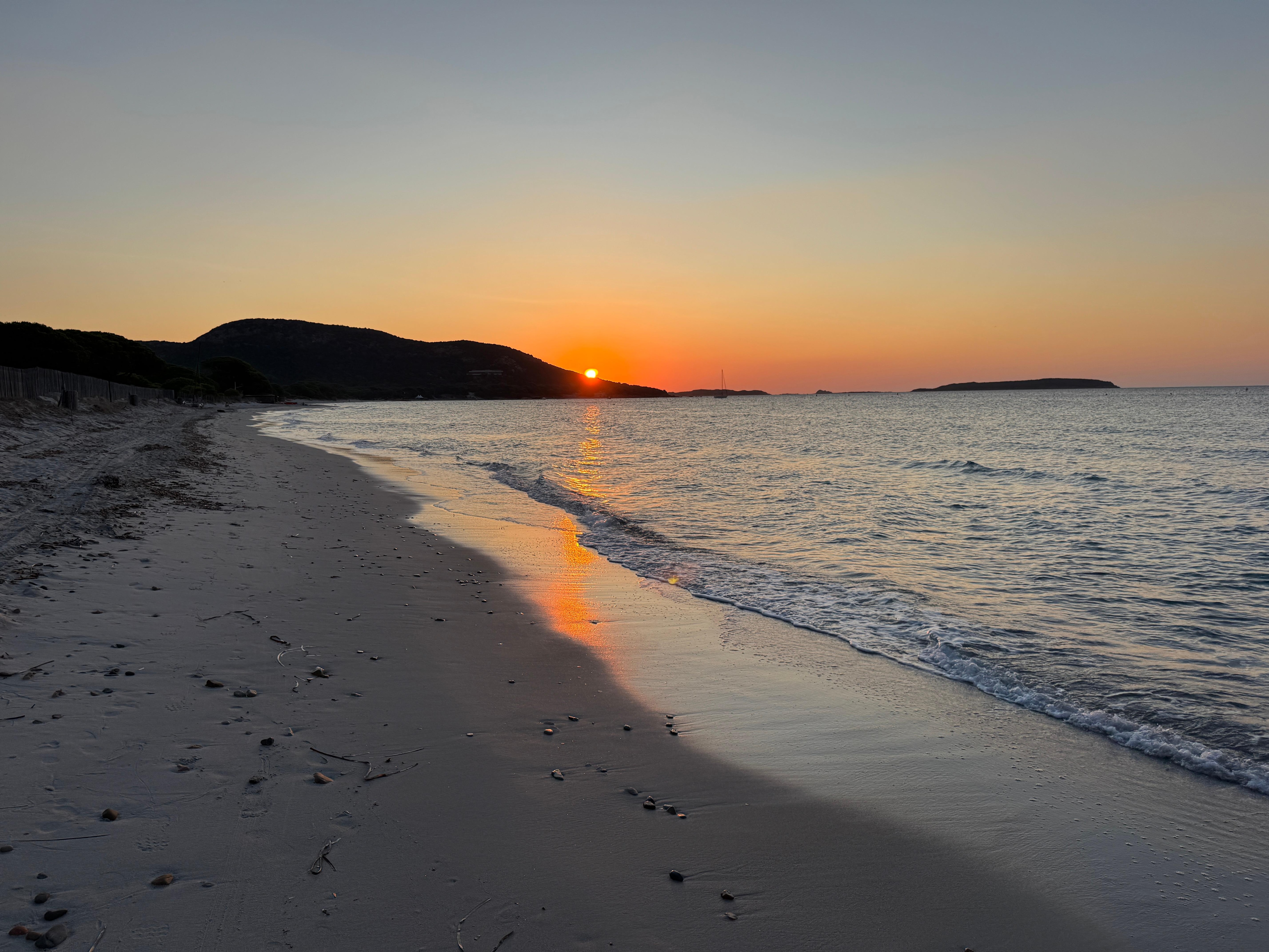 Der Strand Palombaggia bei Sonnenaufgang 