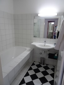 Bad mit Wanne u. Waschbecken