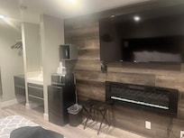 King bed w/fireplace