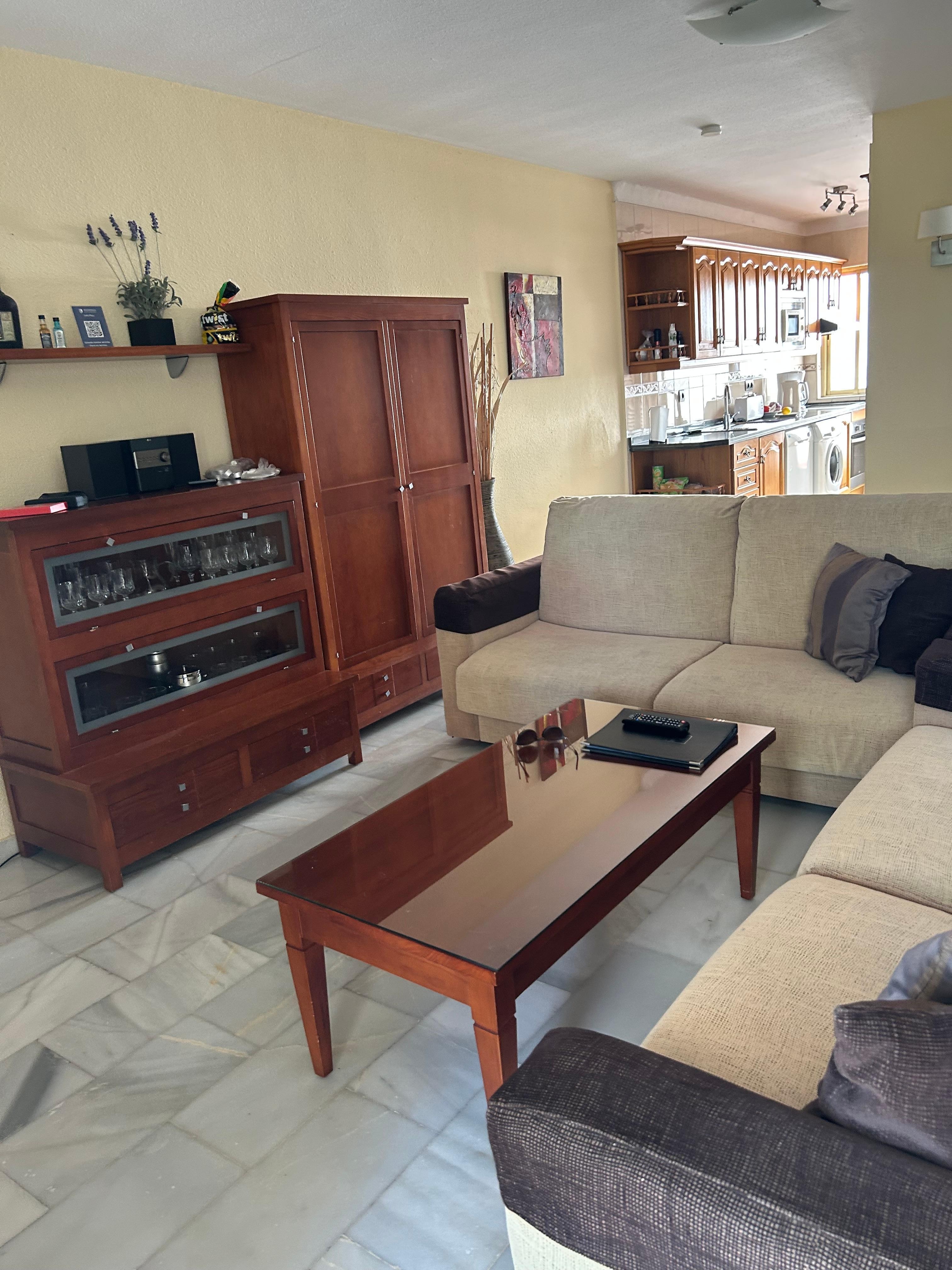 Dagligstuen med kjøkkenet bak