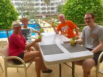 En god drink ved bassenget