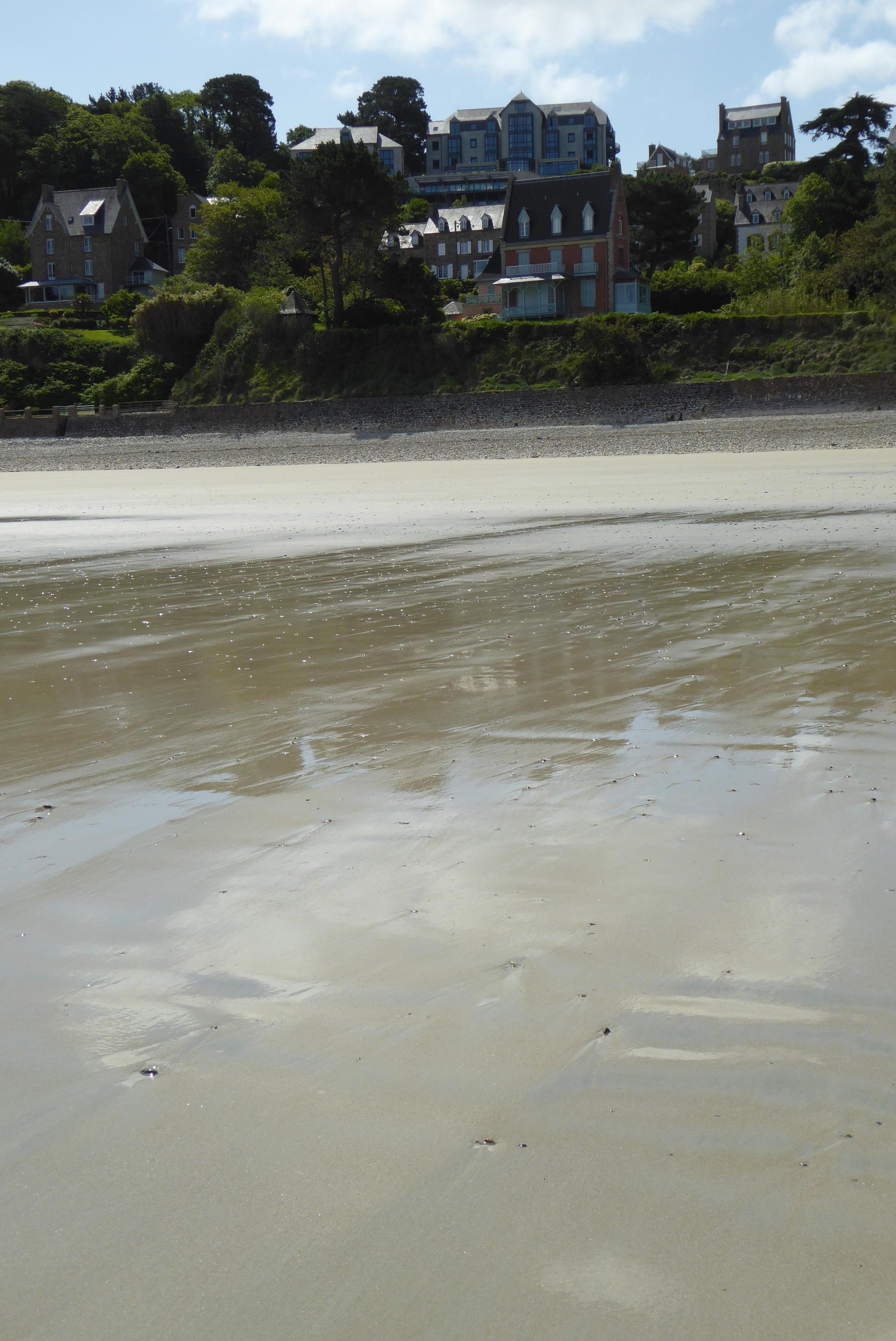 Sicht vom Strand aufs Hotel (bei Ebbe)