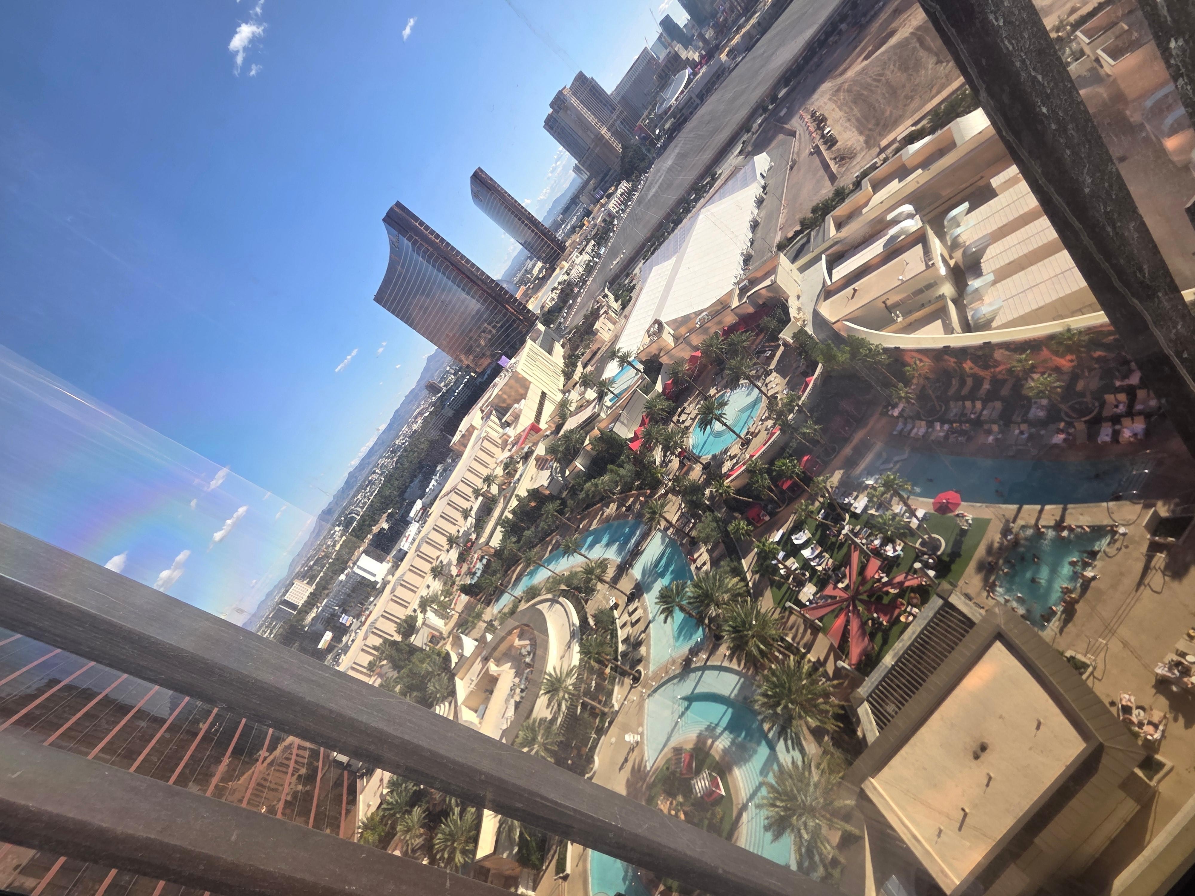 Blick aus dem Zimmer auf die Poollandschaft