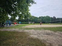 Am Strand sind Spielplatz, Volleyballfeld, große Liegewiese und ein sehr guter Imbiss zu finden